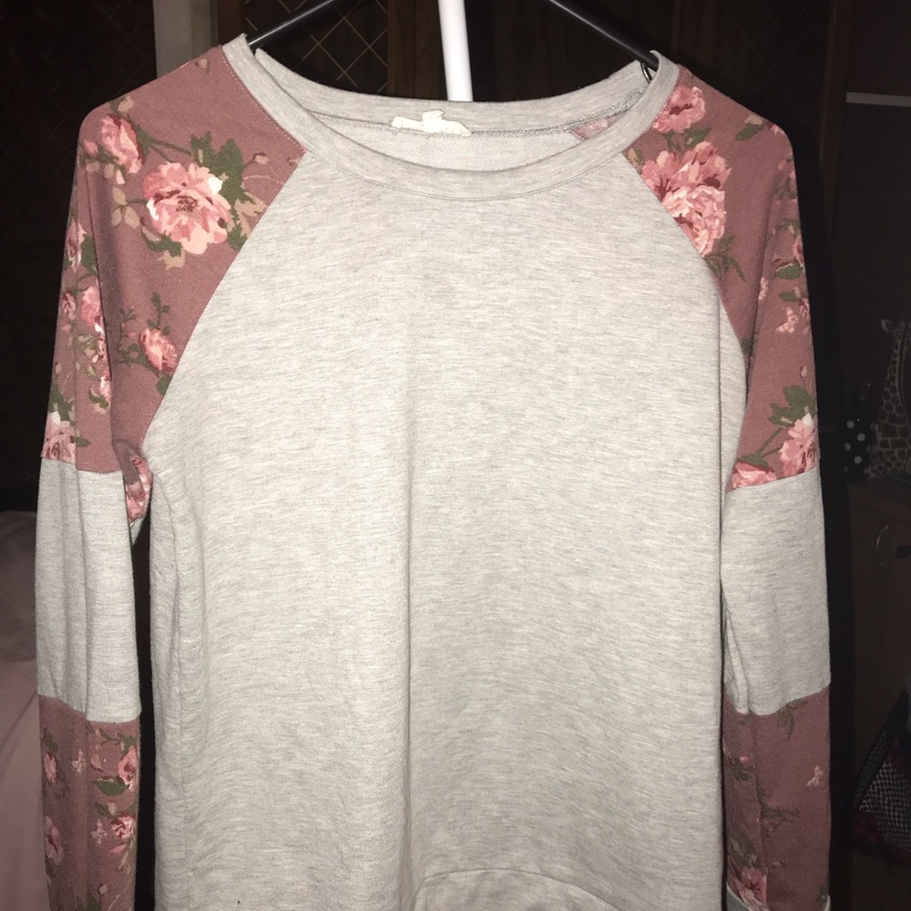 Grey longe sleeve shirt with flowers on sleeves